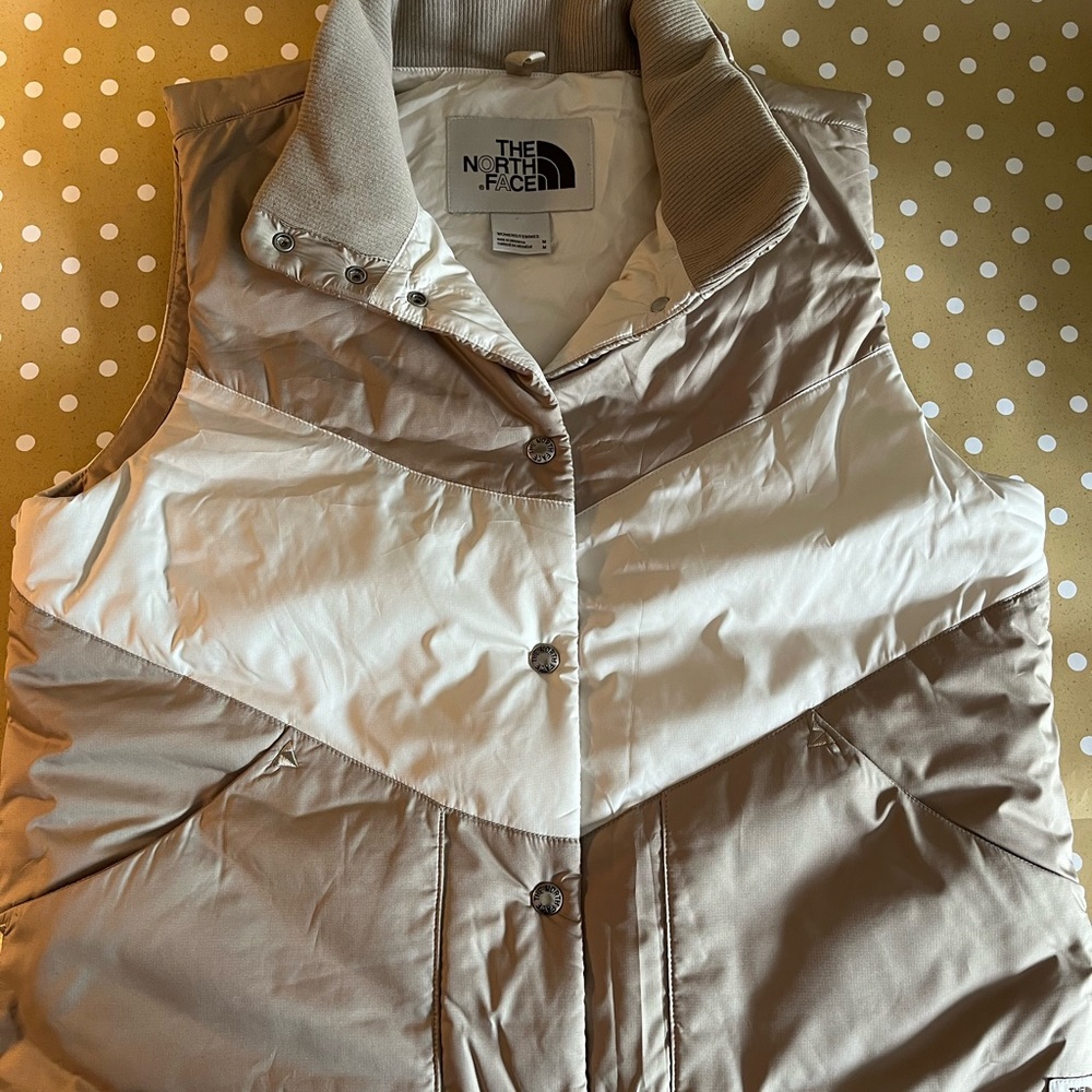 NWOT The North Face Sylvester Hawthorne Khaki/Vintage White Puffer Vest Size Med